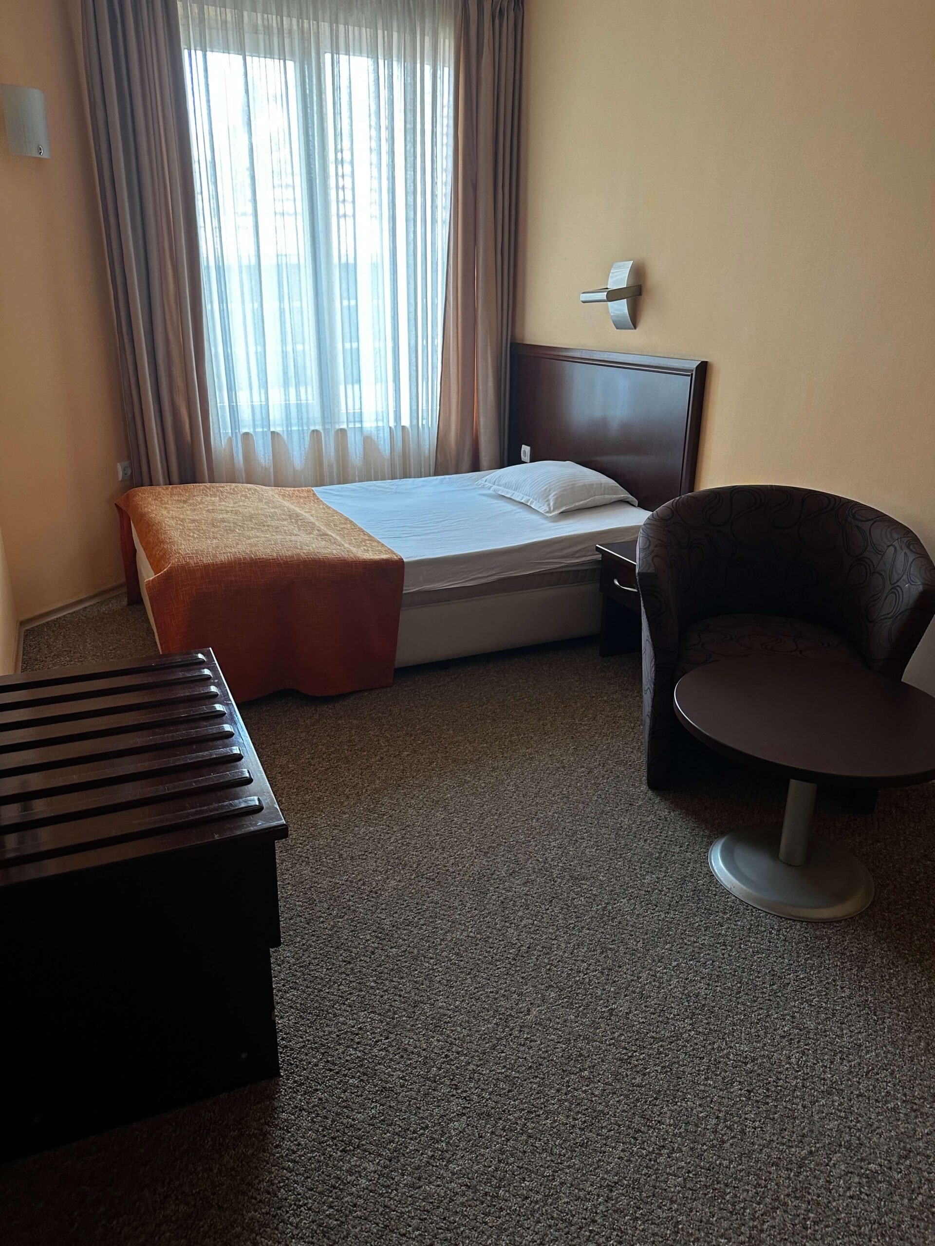 Единична стая в Хотел Дивеста – удобно легло за комфортно настаняване във Варна