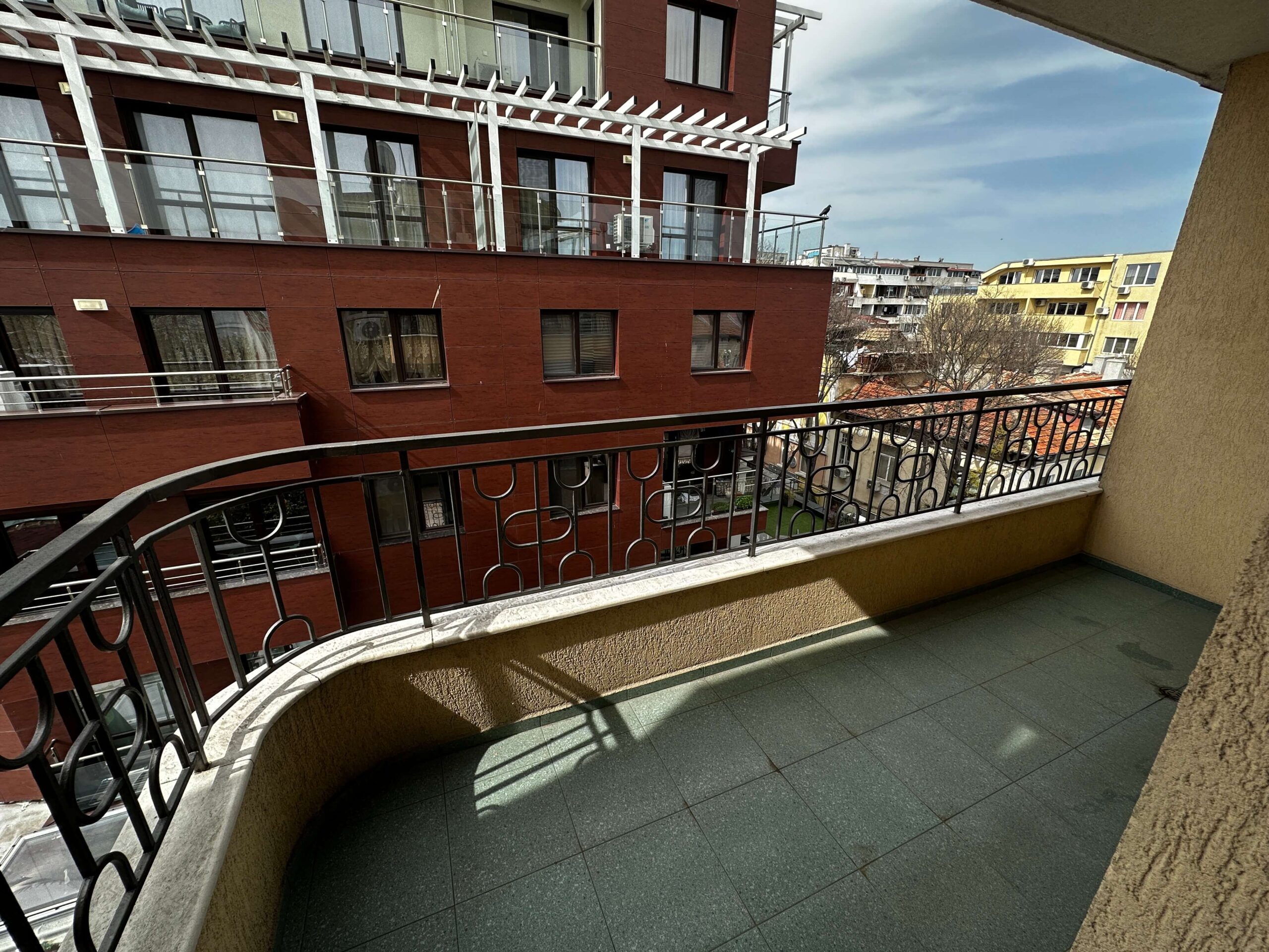 Апартамент – основна тераса Просторна тераса на апартамент в Хотел Divesta